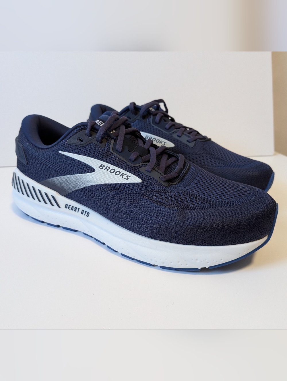 New' Brooks Men's Beast 24 GTS Peacoat /True Navy/ White Size 12.5